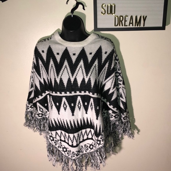 Sweaters - 🌟(M) White/Black Aztec Knit Print Fringe Poncho